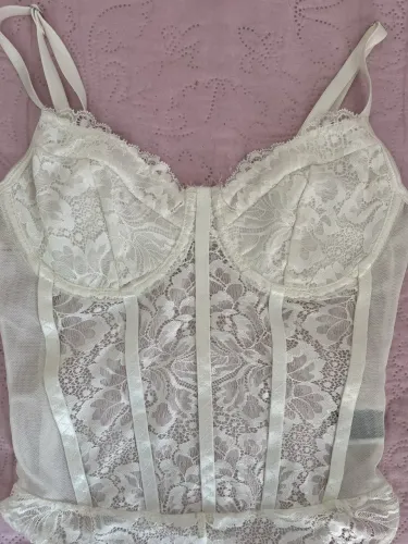 Body feminino branco em renda