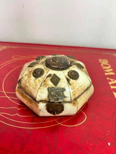 Antigo e lindo porta-jóias, em resina com apliques em metal - 9,5cm de diâmetro