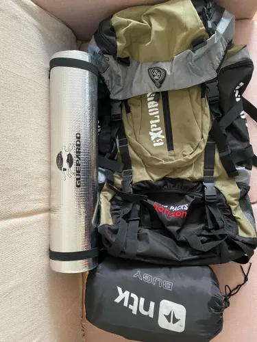 Kit 2 Verde: Trilha/Camping - Mochila 55l Cinza + Saco de dormir + Manta térmica EVA