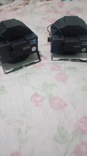 Vendo 2 canhões de jogo de luzes coloridas