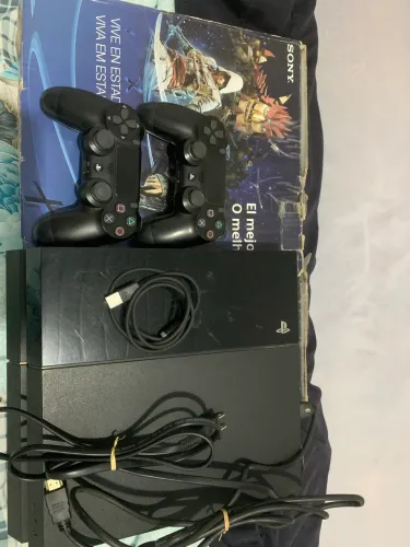 Ps4 semi novo funcionando tudo perfeitamente. Da pra negociar o valor