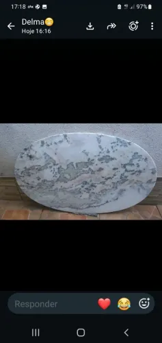 Vendo mesa de mármore medindo 1mt e 26 ctm por 80