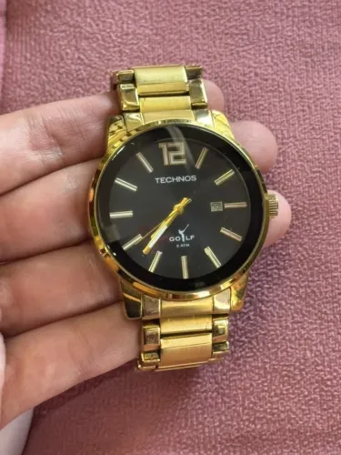 Relógio Technos Golf dourado com mostrador preto
