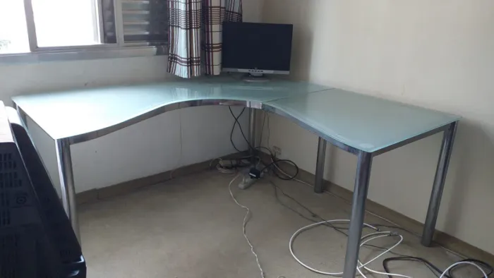 Mesa em L de Vidro para Escritório / Home Office - Excelente Estado