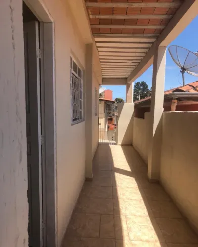 Aluga uma casa fundos, localizado no bairro Bandeira Branca, 1 dorm, sala, cozinha, banhei