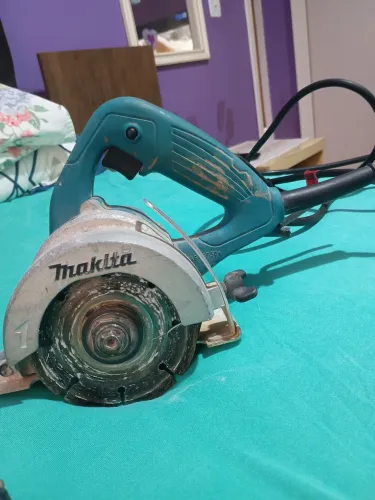 Serra mármore Makita 4100NH3 de cor azul.