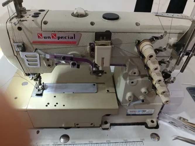 Máquina galoneira industrial com motor Direct drive três agulhas