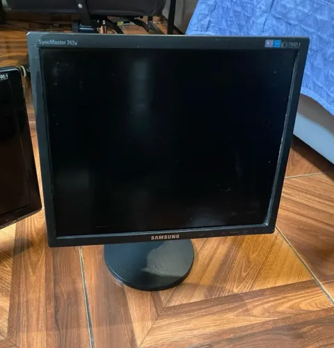 Monitor Samsung SyncMaster 743 Com manchas na tela
