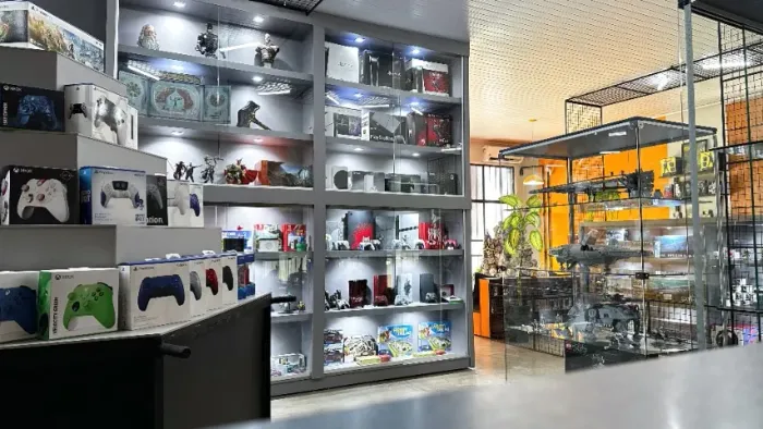 VITRINE EXPOSITORA DE MDF CINZA EM ALTO PADRÃO COM LUZ DE LED