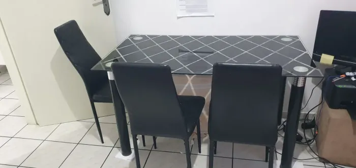 Mesa com 6 cadeiras tampo de vidro 1,35 X 0,75.