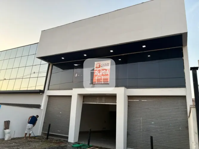 Loja Comercial para locação bairro Novo Mundo em avenida alto fluxo.
