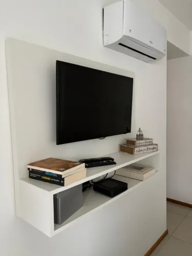 Painel para TV de 32" em MDF Branco com Nicho - Excelente Estado