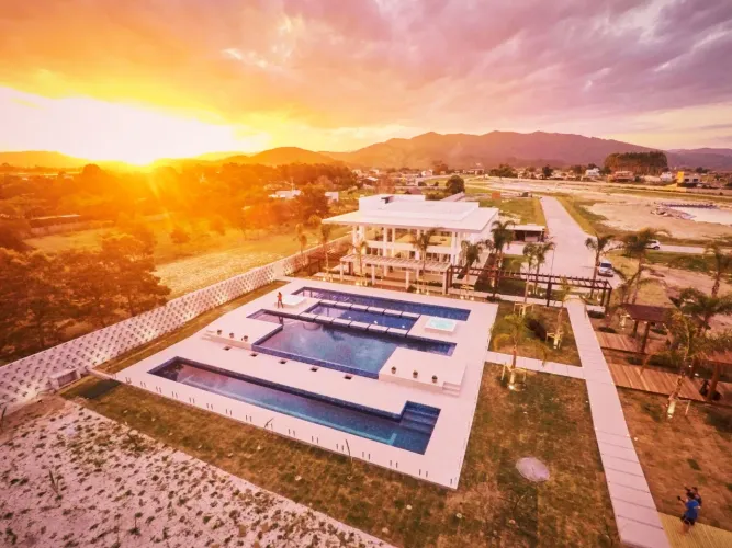 Terreno à venda com 451,98m² no Condomínio Aqualina Lake Club em Imbituba/SC