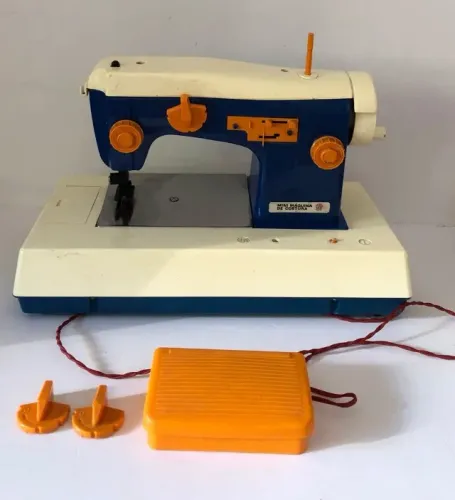 Máquina de costura, brinquedo infantil da marca ESTRELA - anos 80.