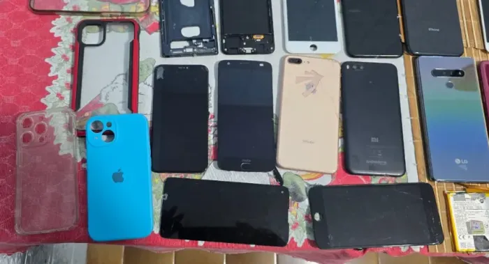Lote Pçs diversas e 5 celulares dão reparo nesse lote. Aceito cartão e ñ vendo por kilo