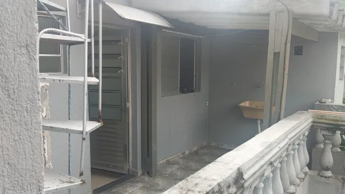 Aluga-se quarto e cozinha