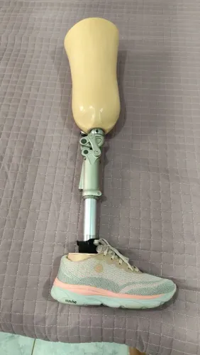 Prótese perna direita transfemoral com joelho pneumático 