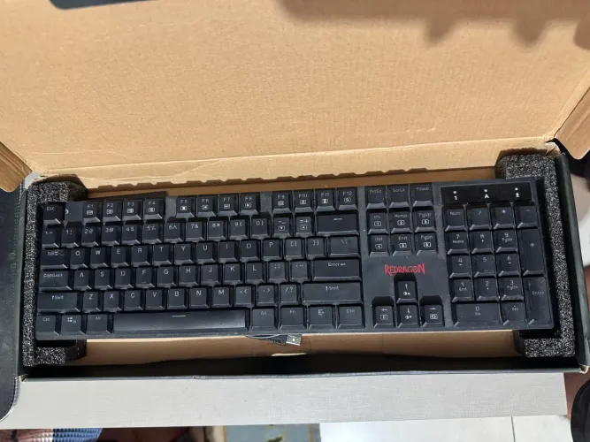 Teclado mecânico Redragon Apas