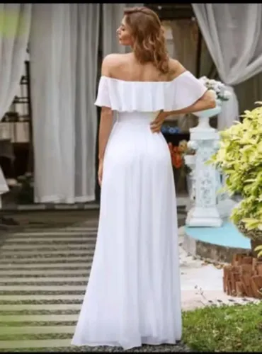 Vestido de Formatura Elegante com Babados, Ombro Caído e Fenda Alta.