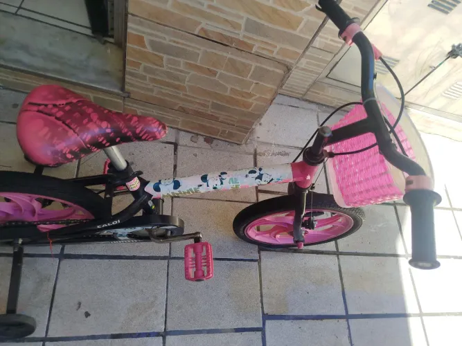 Bicicleta infantil em perfeito estado.