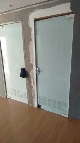Portas pivotantes de vidro.