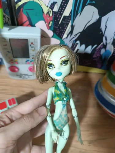 Boneca Frankie Monster High Praiana.