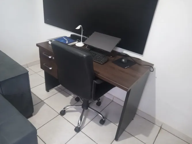 Mesa de estudo e cadeira