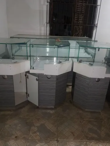 balcões expositores do tipo caixa e vitrine com estrutura de vidro e base em MDF/madeira