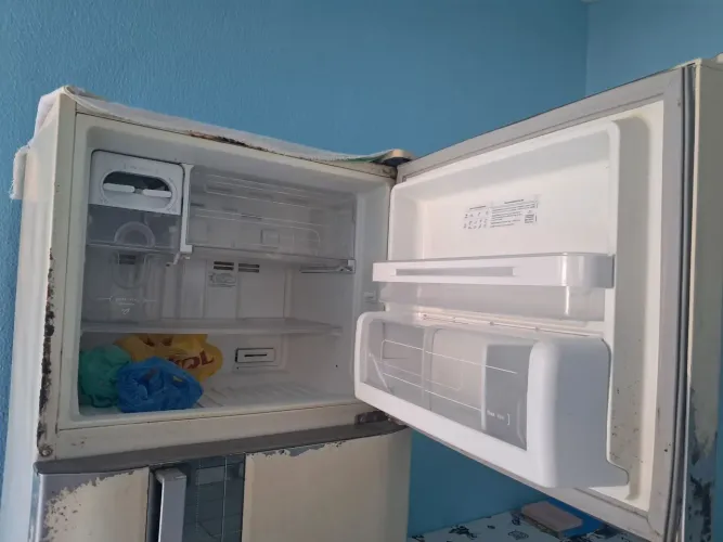 Vendo geladeira seminovo em bom estado de conservação..