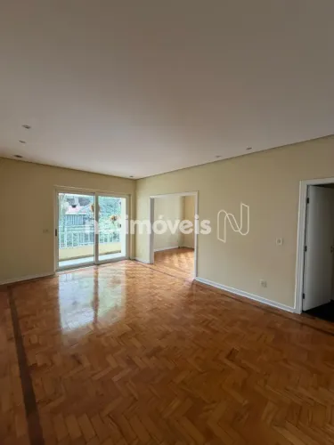 Apartamento de 120m2 em prédio icônico do Artacho Jurado em Higienópolis