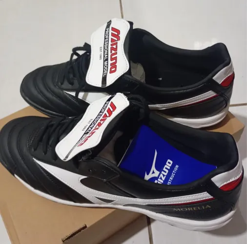 Chuteira society profissional Mizuno morelia.