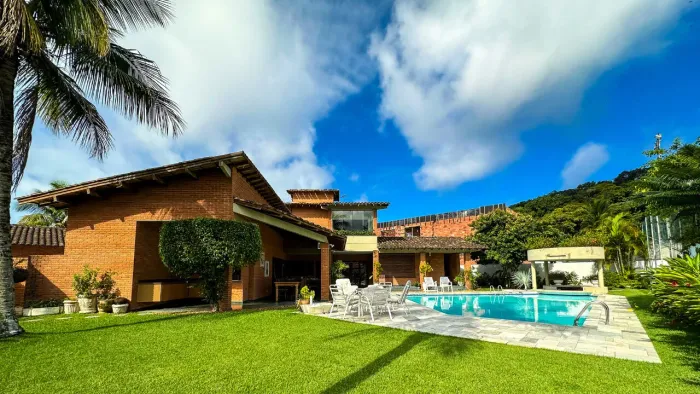 Casa com campo de futebol à venda no condomínio Acapulco