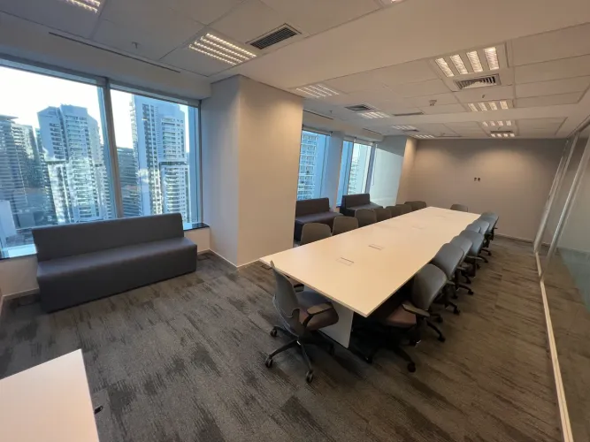 Reserve espaço de escritório aberto para empresas de todos os tamanhos em Regus EZ Tower