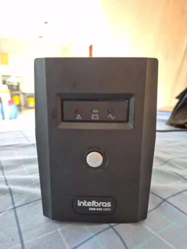 Nobreak Xnb 600va Monovolt 220v em pleno funcionamento Cor Preto
