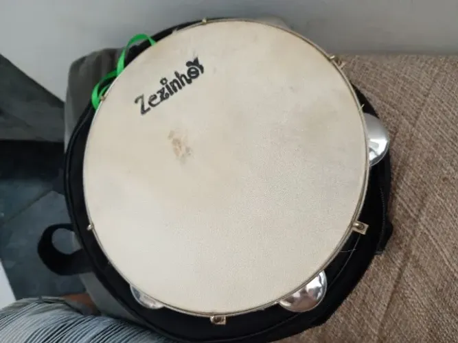 Pandeiro marca Zezinho em couro aceito troca por algo do meu interesse  , aceito oferta.