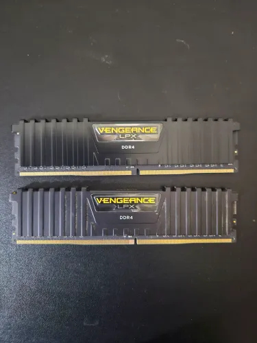 Memória RAM Corsair Vengeance LPX (2x8GB) DDR4 2400MHz CL16 Preto