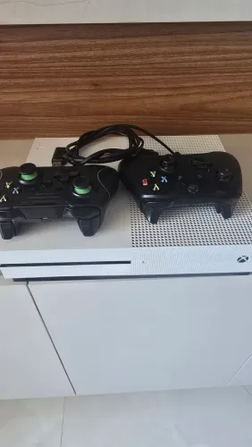 Xbox One S 1tb com 2 controles, em excelente estado