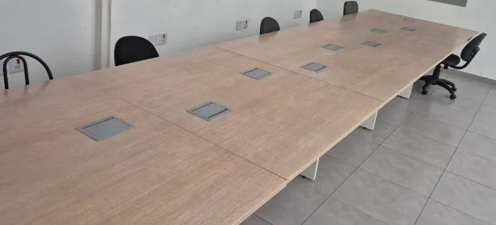 Mesa Escritório Madeira boa para até 10 pessoas