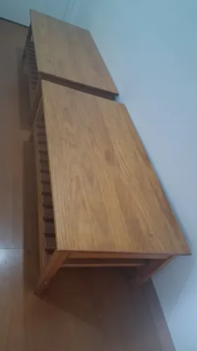 Duas mesas de centro em madeira macisa. C/ prateleira ripada. Os tampos estão C/ riscos.