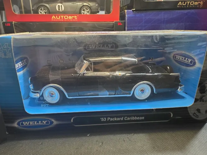 Miniatura 1:24 '53 Pachard Caribbean marca welly