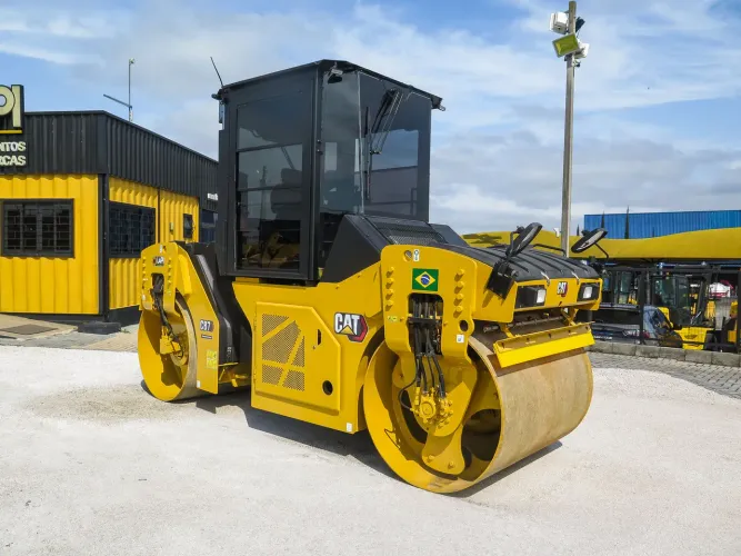 Rolo compactador CATERPILLAR CB7 2021 com 5.300h de operação