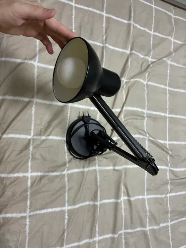 Luminária com braço articulado e lâmpada inteligente