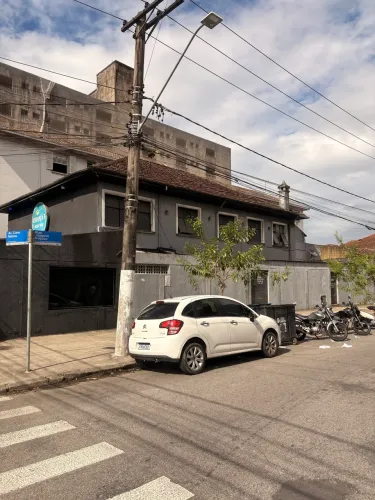 ALUGO CASA DE FUNDOS EM SANTOS 