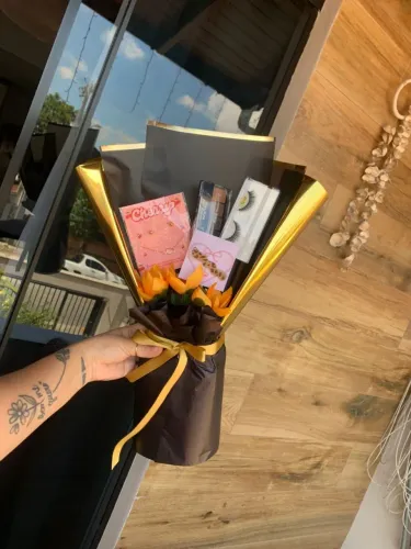 #2 BUQUÊ DE MAQUIAGEM PRESENTEAVEL