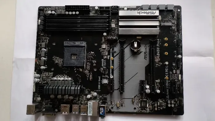 Placa-mãe ASRock B450 Pro4 (com defeito. P/conserto ou retirar componentes)