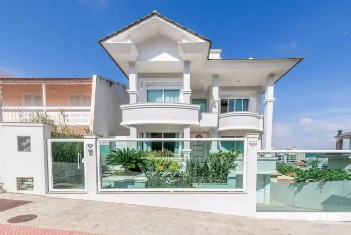 Casa ampla com 4 suítes em Itaguaçu.