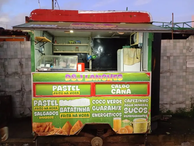 Vende-se trailer com tudo dentro + toldo com telha de pvc