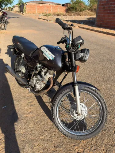 Moto tá boa só pegar e andar! Boa de motor e 2 pneus novos! Moto é atrasada 2010 pago