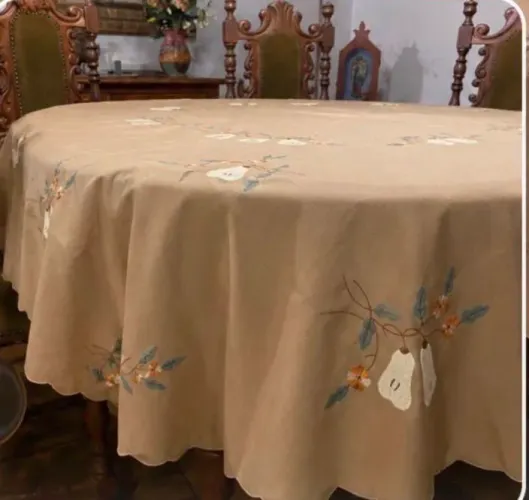 Linda toalha de mesa oval toda bordada a mão 