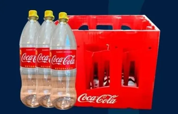 Garrafa de coca cola com caixote